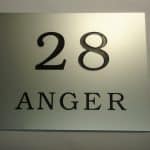 Hausnummer 28 Anger in eine Aluminiumtafel graviert